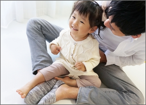 割れた飛び散る鋭利なガラス